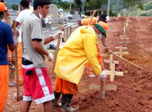 Mortos estão sendo enterrados de maneira coletiva e ainda existem muitos desaparecidos na mais catástrofe da história do Brasil