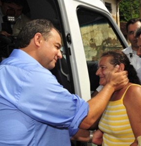 O governador Sérgio Cabral e a Dona Ilair, protagosnista de uma das cenas de resgate mais emocionantes dos últimos dias, em São José do Vale do Rio Preto - Foto: Marino Azevedo