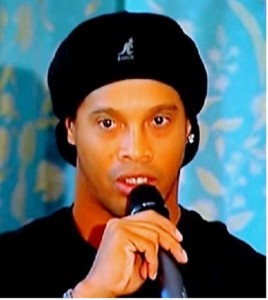 Ronaldinho foi hostilizado pela torcida gremista em Florianópolis