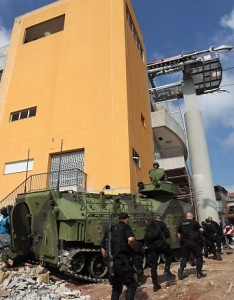 Teleférico O teleférico está sendo usado como base do Exército no comando do Morro do Alemão