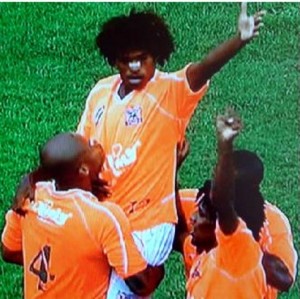 Willian do Nova Iguaçu vibra com os companheiros o gol da vitória contra o Vacso