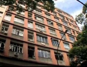 Edifício de onde a menor caiu e foi resgatada na madrugada desta quinta-feira (17/02)