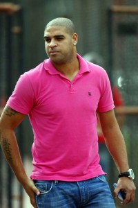 Adriano recusou soprar no bafômetro e perdeu a Carteira de Motorista