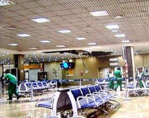 Chuva faz teto do Aeroporto de Viracopos desabar em Campinas