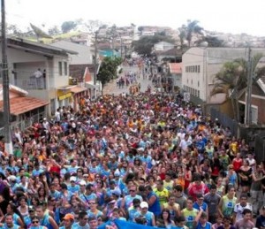 Uma multidão seguia o trio no momento do acidente que ocorreu por causa de um rompimento de um cabo de energia elétrica