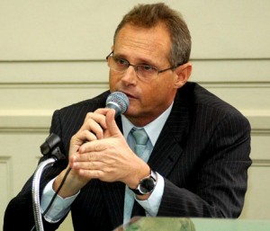 Beltrame José Mariano Beltrame disse que essa é a primeira ação para atingir as organizações criminosas infiltradas no Rio