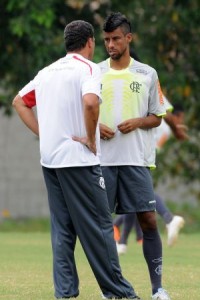 Luxemburgo quer usar Léo Moura como ala no jogo de domingo