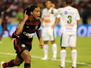 Ronaldinho marcou o primeiro gol da vitória do Flamengo por 3 x 0 sobre o Murici