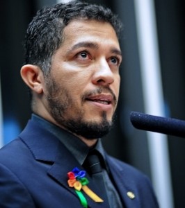 Jean Wyllys defende proposta por direito dos homossexuais a enlace civil - Foto: Saulo Cruz/Agência Câmara