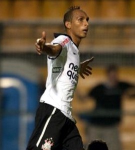 Liedson "Chaveirinho" estreia marcando dois para o Corinthians