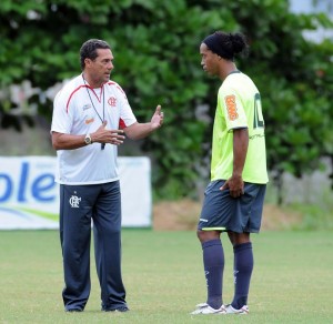 Luxemburgo pediu que Ronaldinho jogasse mais a frente nesta sexta no treino