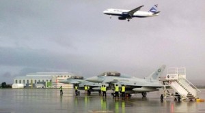 O Aeroporto da Ilha de Malta é o destino de milhares que estão fugindo da Líbia