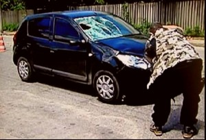 Carro da atriz Milena Toscado foi periciado depois do atropelamento em frente ao Projac no Rio de Janeiro