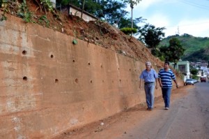 O vereador Nel (D) e o engenheiro Beto Rocha na Rua Benedito Nicolau.    