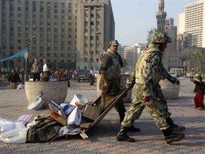 Praça Tahrir liberada por militares neste feriado bancário no Egito