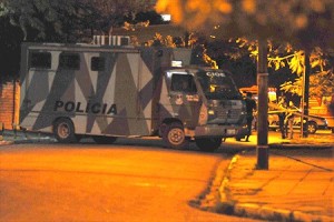A Polícia pernambucana fechou a rua para fazer o resgate - Foto: Clemílsom Campos