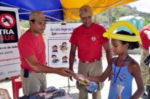 Campanha Rio Contra Dengue no Complexo do Alemão. Bombeiros presenteiam as crianças com brindes, após acertarem o jogo de perguntas e respostas sobre o combate a Dengue. Foto: Alessandra Coelho 