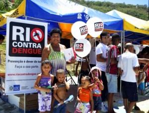 Campanha Rio Contra Dengue no Complexo do Alemão. A moradora , Rose Machado, leva seus netos para o evento. Foto: Alessandra Coelho