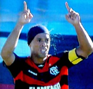 Ronaldinho Ronaldinho fez o seu preimeiro gol vestindo a camisa do Flamengo