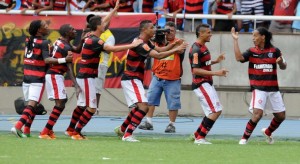 Ronaldinho Ronaldinho vibrou muito com o gol do título para o Flamengo
