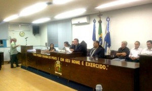 O presidente da Câmara, Paulo César Contador, no momento que lia a Mensagem do Prefeito informando o cancelamento da cobrança da Taxa do Lixo