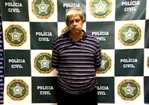 Segundo a polícia, foram encontrados com o professor, diversos cartões de créditos, além de espelhos de identidades e CPFs falsificados.