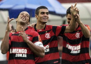 Flamengo Ronaldinho e companhia colocou o bloco em campo contra o Olaria em Volta Redonda