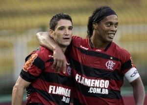 Flamengo Flamengo vence mais uma com gol de Ronaldinho