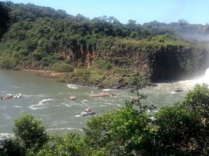 Foz do Iguaçu Oito barcos e um helicóptero participaram no resgate de oito pessoas
