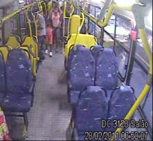 Imagem no interior do ônibus mostra Luciene Reis segurando a menina no dia do desaparecimento