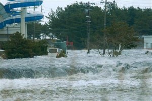 Japão01 Fortes ondas invadiram as ruas e arrastaram os carros e pessoas