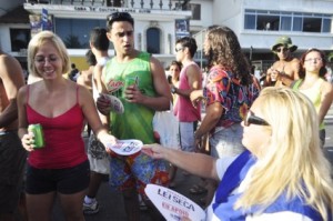 Agentes da Operação Lei Seca conscientizam foliões no bloco Simpatia é Quase Amor.  Foto: Alessandra Coelho