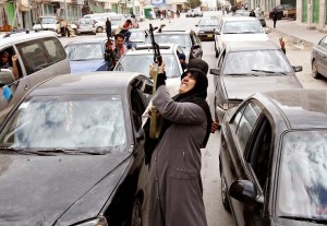 Libia Uma mulher líbia comema em Benghazi os relatos de que forças do governo tinham retirado da cidade