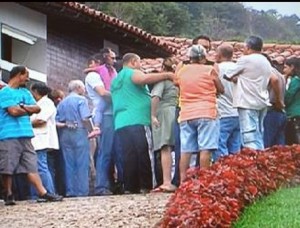 MarianaRio01 Familiares e amigos se emocionaram no sepultamento de Mariana