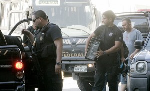 PF Policiais federais apreendem computadores dura a operação Pisca-Alerta | Foto: Osvaldo Praddo / Agência O Dia