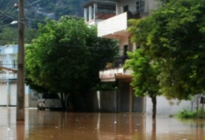 Rio Carangola inunda ruas de Porciúncula