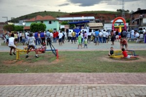 Centenas de pessoas compareceram à inauguração da praça no Bairro Boa Fortuna para a inauguração