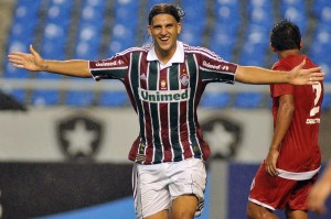 Rafael Moura Rafael Moura brilha e mais uma vez ajuda o Fluminense na vitória - Foto: Wallace Teixeira