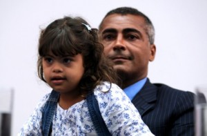 Romário, com sua filha Ivy: sociedade deve lutar pela melhoria da qualidade de vida das pessoas com Down - Foto: Brizza Cavalcante