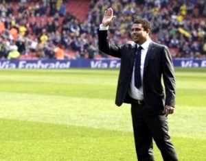 Ronaldo Ronaldo foi convidado especial para a partida entre Brasil e Escócia e, trajado de terno, recebeu homenagem e aplausos da torcida brasileira