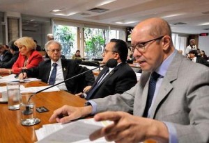 Senado Comissão de Reforma Política do Senado aprova fim da reeleição e manutenção do voto obrigatório