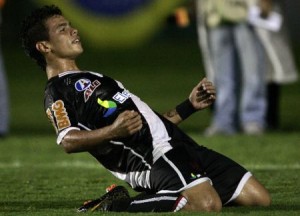 Com três de Bernardo, Vasco vence Madureira por 4 a 2