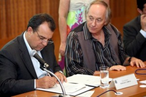 Governador Sérgio Cabral, o vice governador Luiz Fernando Pezão e o secretário de estado de Ambiente, Carlos Minc na Solenidade de Assinatura do Decreto do Pacto pelo Saneamento e do PEC - Projeto de Emenda Constitucional para duplicação da participação do FECAM - Fundo Estadual de Conservação Ambiental, nos royalties do Pré-sal Governador Sérgio Cabral, o vice governador Luiz Fernando Pezão e o secretário de estado de Ambiente, Carlos Minc na Solenidade de Assinatura do Decreto do Pacto pelo Saneamento e do PEC - Projeto de Emenda Constitucional para duplicação da participação do FECAM - Fundo Estadual de Conservação Ambiental, nos royalties do Pré-sal Foto: Marino Azevedo