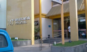Delegacia de Itaperuna Menor entrega arma em Delegacia de Itaperuna