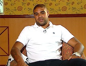 Adriano é operado e recebe o apoio do amigo Ronaldo