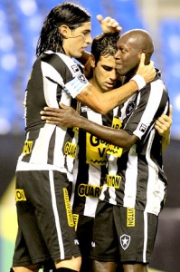 Loco Abreu marcou duas vezes na vitória do Botafogo