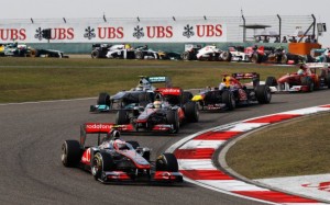 Hamilton fez uma bela largada Na Largada Hamilton aproveitou para ultrapassar adversários