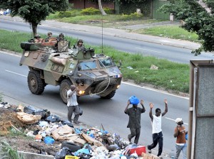 A secretária de Estado norte-americana, Hillary Clinton, disse no domingo (03/04) que o presidente da Costa do Marfim, Laurent Gbagbo, deve "retirar-se imediatamente"