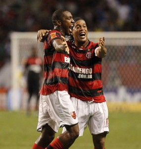 Flamengo Renato Abreu com Ronaldinho vibrando com o primeiro gol da vitória sobre o Duque de Caxias