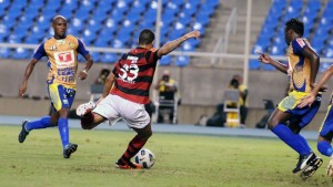 Wanderley faz o gol do Flamengo no Rio de Janeiro contra o Horizonte